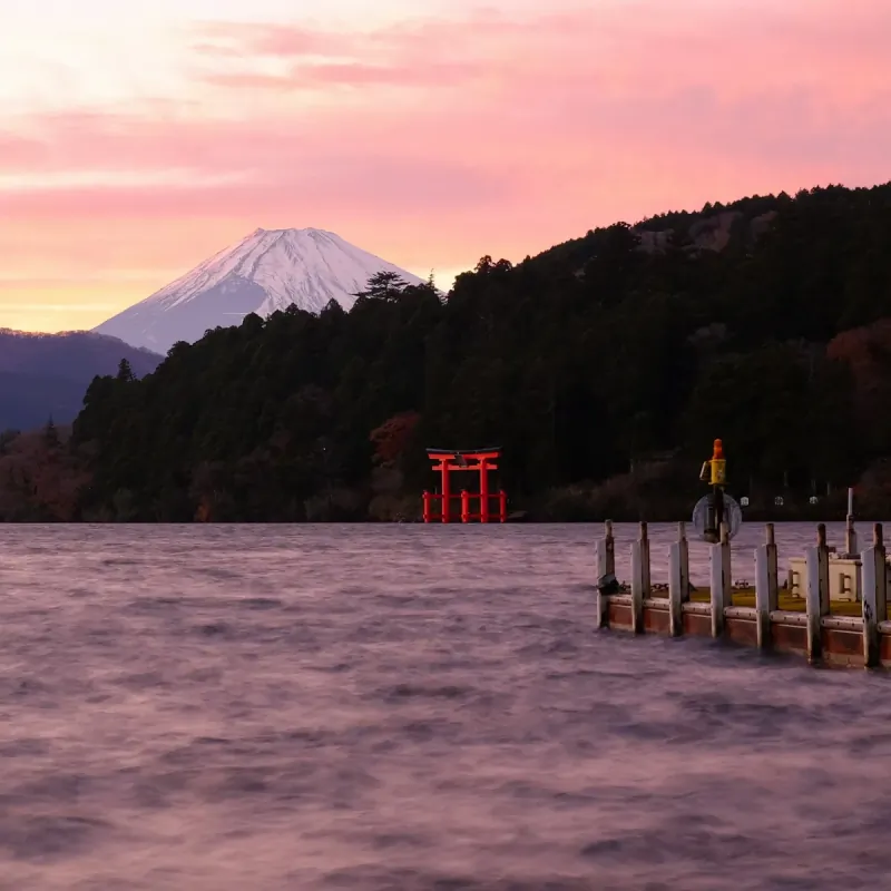 Hakone Lake in full bloom